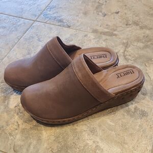 Born Brandy Suede Brown Mule NWT Size 8M